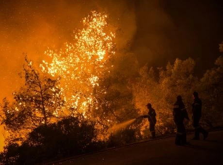 Μαίνεται η μεγάλη φωτιά στην Κορινθία, κινείται προς Αλεποχώρι: Κάηκαν σπίτια – Εκκενώθηκαν οικισμοί